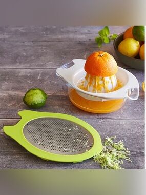 NWT The Pampered Chef Citrus Juicer and Grater